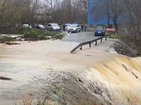 Задействаха системата BG-ALERT в Бургас, преливат реки