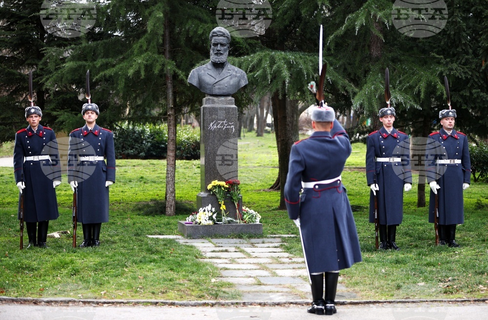Граждани общественици и политици се преклониха пред делото на големия