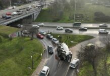 Бетоновоз се обърна на ключов столичен булевард