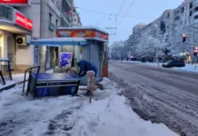 Автомобил се вряза в спирка в Русе