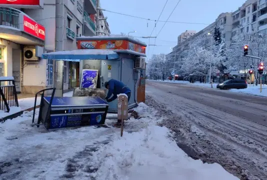 Автомобил се вряза в спирка в Русе