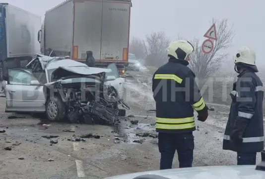 Меле с два камиона и две коли край Враца, мъж загина