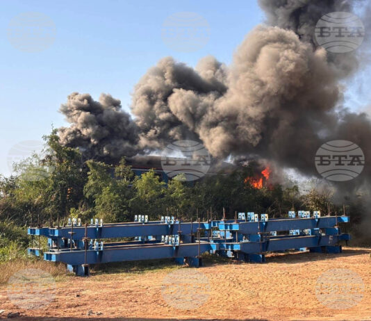 Кран падна върху влак в Тайланд, 22 души загинаха