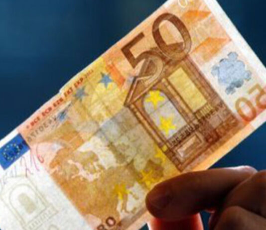 Задържаха млада жена при опит да внесе 550 фалшиви евро в банка в Пловдив