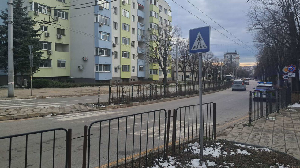 Кола блъсна пешеходец този следобед в Хасково Шофьорът на автомобила