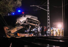 Пътнически влак дерайлира в Испания, машинистът загина