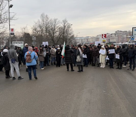Протест заради кариера за варовици блокира пътя София – Варна