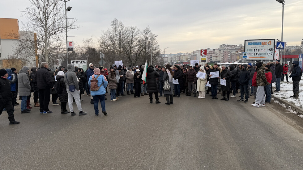 Протестиращи срещу кариера за варовици във Великотърновско блокираха пътя София