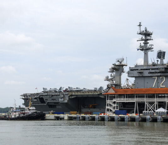 Американският самолетоносач пристигна в Близкия изток. Тръмп: Иран иска сделка