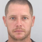 Жена е убита пред очите на детето си, полицията издирва мъжа ѝ