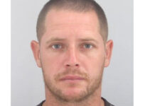 Жена е убита пред очите на детето си, полицията издирва мъжа ѝ