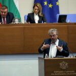 Напрежение в НС: Манол Пейков отказа да слезе от трибуната, заля квестор с вода (ВИДЕО)