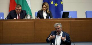 Напрежение в НС: Манол Пейков отказа да слезе от трибуната, заля квестор с вода (ВИДЕО)