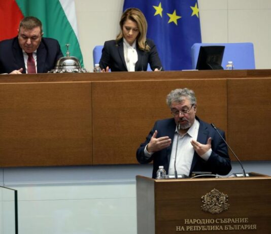 Напрежение в НС: Манол Пейков отказа да слезе от трибуната, заля квестор с вода (ВИДЕО)