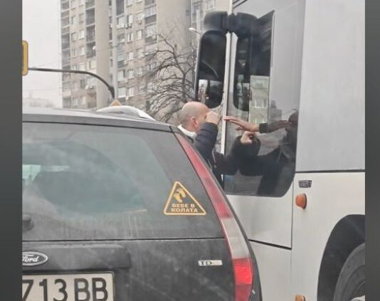 Шофьори се биха и хапаха на светофар в София, единият е от градския транспорт /видео/