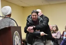 Мъж напръска представителка на демократите в Конгреса с течност от спринцовка (ВИДЕО)