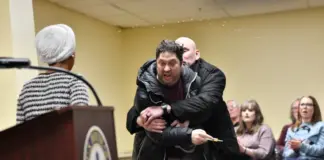 Мъж напръска представителка на демократите в Конгреса с течност от спринцовка (ВИДЕО)