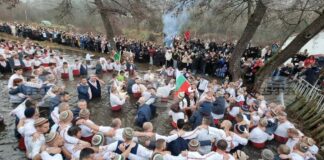 На Богоявление мъжкото хоро се изви във водите на Тунджа
