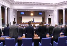 Депутатите почетоха паметта на Димитър Пенев с минута мълчание