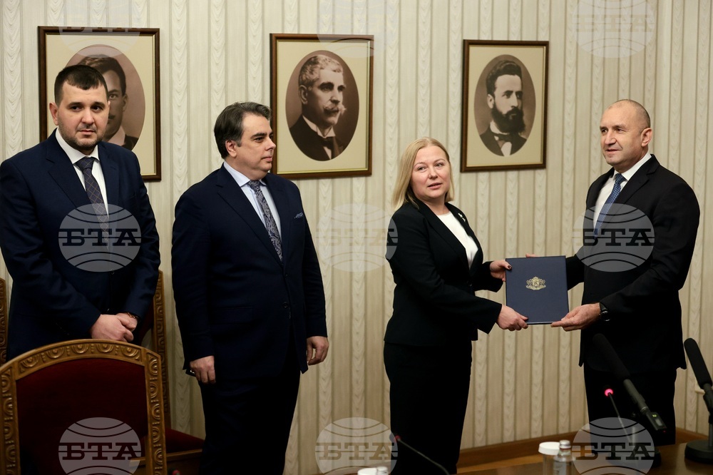 Президентът Румен Радев връчи втория проучвателен мандат на втората по