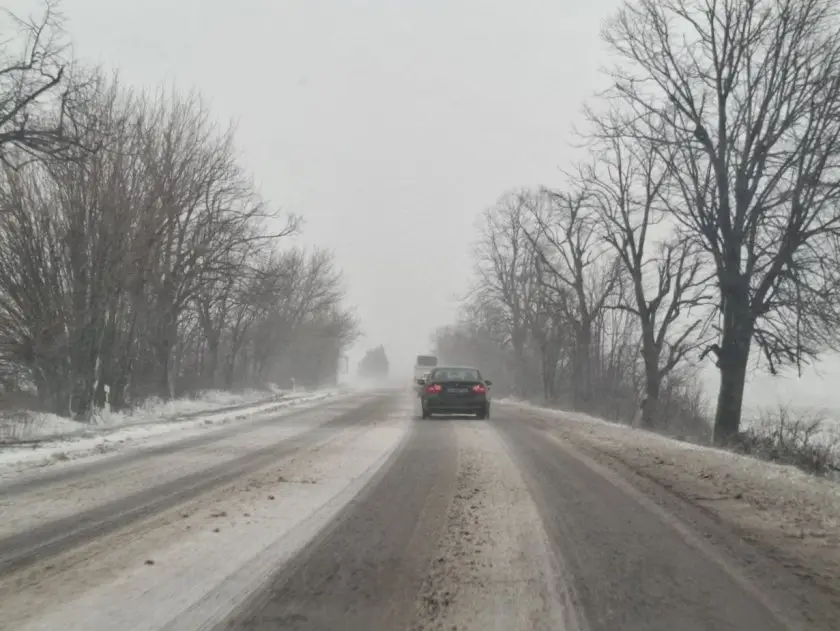 След снеговажелите пътната обстановка в страна остава усложнена 490 снегорина