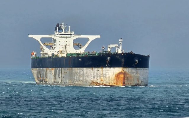 Русия изпрати военни кораби за да защити санкциониран петролен танкер