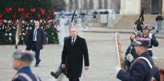 “Слизане” и “скачане” му е майката