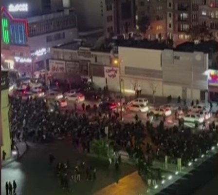 Масови протести обхванаха столицата на Иран и други големи градове