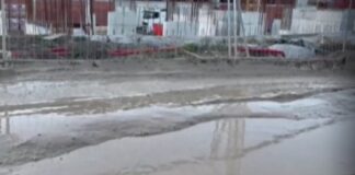 Улица в София се е превърнала в кално блато