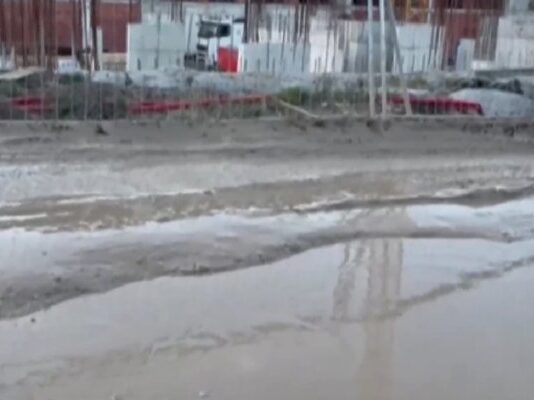 Улица в София се е превърнала в кално блато
