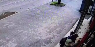 Арестуваха злосторника, който счупи стъклото на българското посолство в Скопие /вижте видео от нападението/