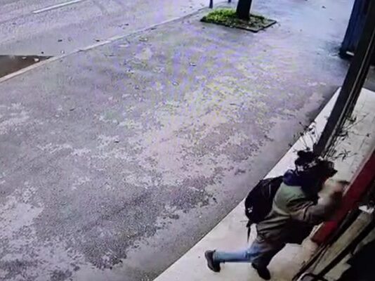 Прокуратурата в Скопие образува дело срещу мъжа, счупил „от омраза“ вратата на посолството ни