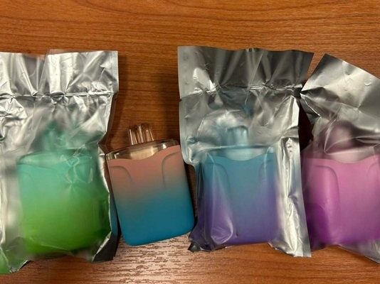 Китайци опитаха да вкарат контрабандни вейпове през софийското летище (Снимки)