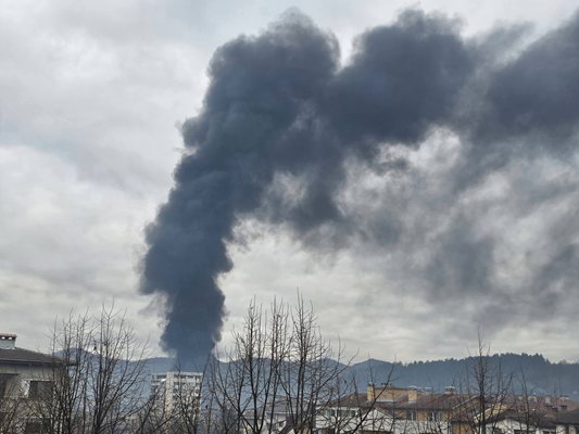 Гори пожар в склад за текстилни материали на ул Академик