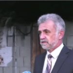 Мъж с качулка преби адвокат