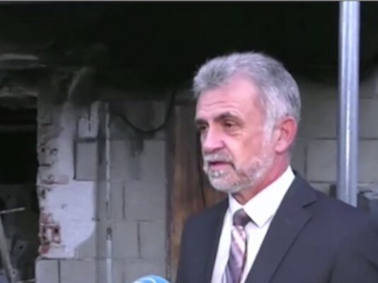 Мъж с качулка преби адвокат