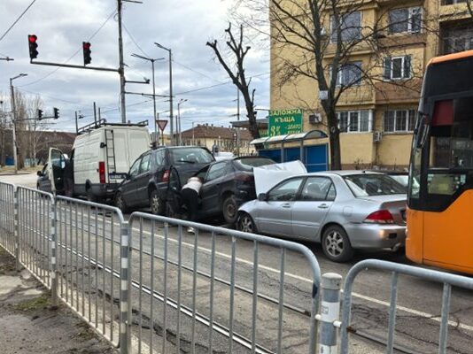 Верижна катастрофа между 5 коли и автобус в София, движението е затруднено