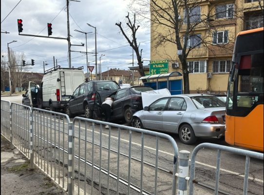 Верижна катастрофа между 5 автомобила и автобус на градския транспорт