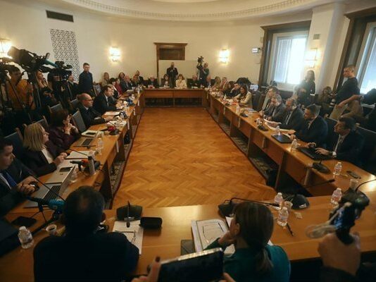 Правната комисия ограничи до 20 изборните секции извън ЕС