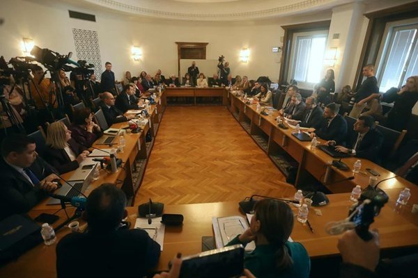 С 11 гласа за 4 ма против и трима въздържали