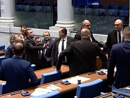 Пак агресия в парламента, депутати от „Възраждане“ и АПС едва не се сбиха