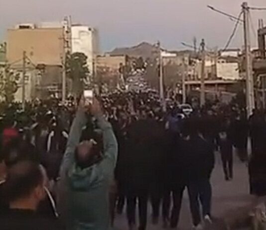 Протестиращи в Иран поеха контрола над два града