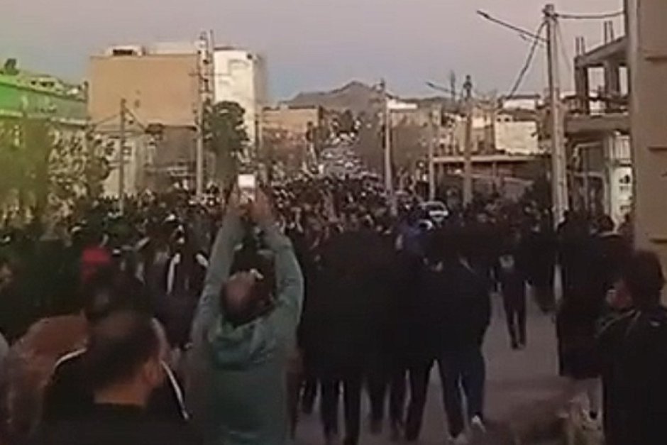 Протестиращи в Иран срещу режима на аятоласите поеха контрола над