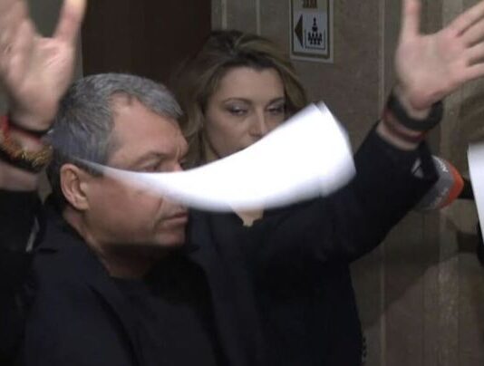 Тошко Йорданов скъса декларация, подписана от ПП/ДБ: Думата им не струва нищо. Измамници /видео/