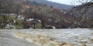 Спасени са двама работници на багер, който се оказал във водите на придошлата Арда