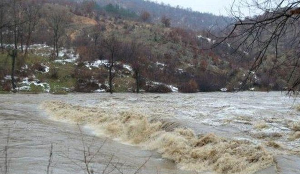 Двама намиращи се на багер бедстващи работници са спасени след