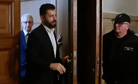 Кой лъже – Кирил Петков или Лаура Кьовеши?