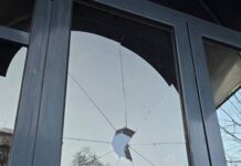 Атакуваха с камъни българското посолство в Скопие