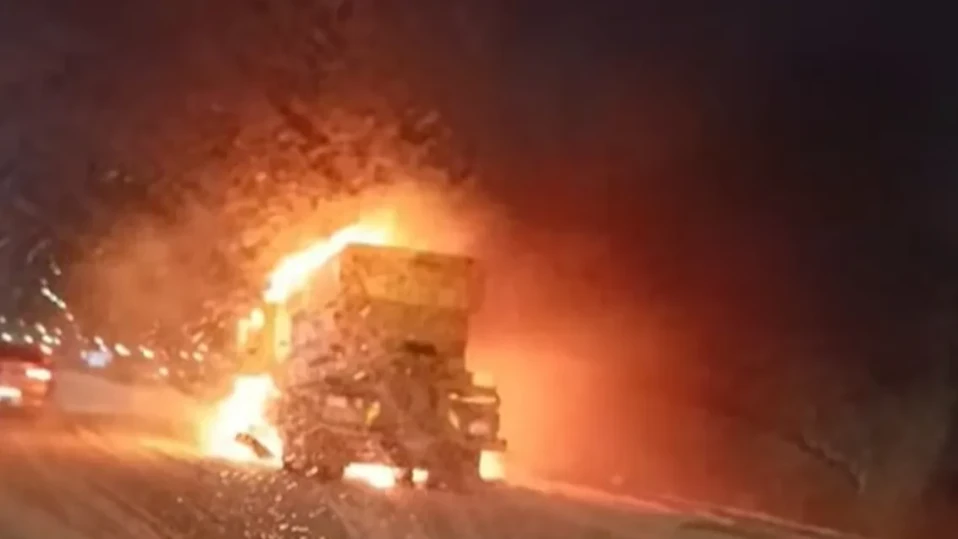 Снегорин гори на Северната скоростна тангента преди кръговото кръстовище за