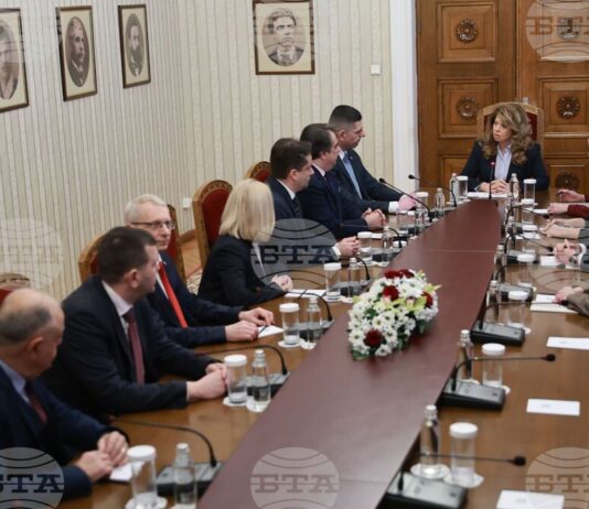 Снежанка и 6-те джуджета: ПП/ДБ с многобройна делегация при Йотова